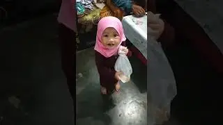 Anak Kecil Lucu Pintar Imut Menggemaskan Bawain Makanan Buat Budhe dan Sholat Pakai Jilbab