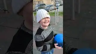 Восходящая звезда баскетбола забивает мяч неглядя