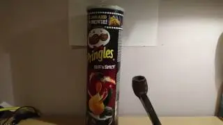 Lupanje 32 puta lulom po praznim Pringlesima