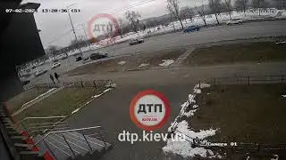Видео момента ДТП с пострадавшими в Киеве на днепровской набережной