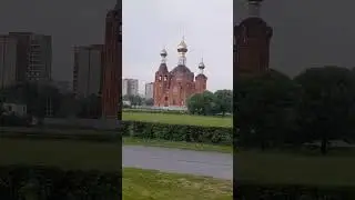 Златоглавая церковь в городском парке // Петербург