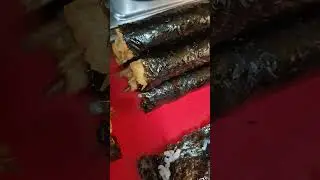 看看金枪鱼紫菜卷饭里边儿有吗东西(2)。참치김밥 속을 한 번 볼까요!  #food