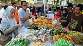 Takjil dan Busana Muslim Warnai Ramadan Fair 2022