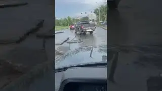 Асфальт смыло дождем в новосибе.