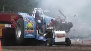 Tractor Pulling CRASH - Motor explosion of 'T SMIDJE @ MADE 2013