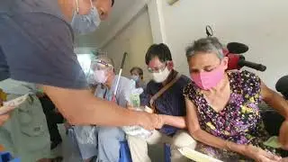NHÓM THIỆN NGUYỆN THIỆN TÂM SEATLE TẶNG QUÀ CHO BÀ CON KHIẾM THỊ QUẬN 6