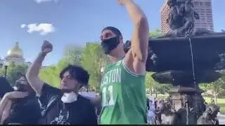 Basketbolcu Enes Kanter  Boston'da gösterilere destek verirken görüntülendi.