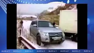 MORAtvnews-AUTO PIERDE EL CONTROL SOBRE EL HIELO AL INTENTAR SUBIR UNA CALLE