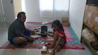 Tasya bungkus paket ditemani papa makan sambil cerita kalau yang nyusuin tasya adalah papa