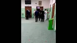 Мукаддас-хазрат Бибарсов проводит экскурсию для гостей по Саратовской соборной мечети.