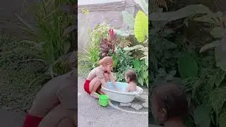 si bocil mandi di sore hari