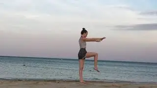 Йога у океана на рассвете ✨💜