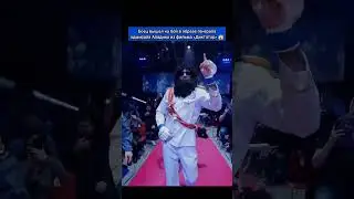 Боец вышел на бой в образе генерала адмирала Аладина из фильма «Диктатор»