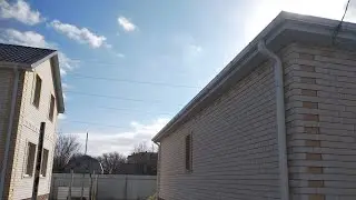 Cornice and drainage system for a hip roof of a one-story house
