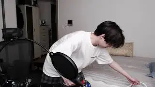 Jae cleans his room