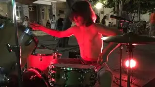 Уличные музыканты Nirvana отец мама и сын  делают набережную Геленджика