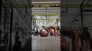 Складной нож на фитболе