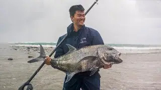 33Lb Ulua on the Baitcast!  | Intense Fight | Hawaii Fishing