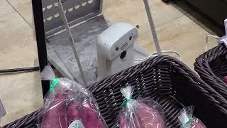 芋に囲まれている呼び込み君