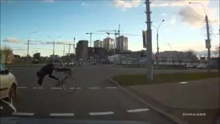 Велосипедист упал через руль на дороге, пытаясь проскочить на красный