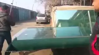 Таджики мастерски режут стекло