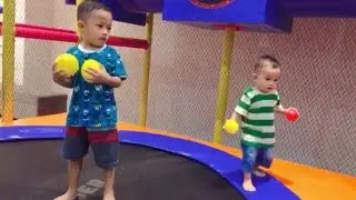 khenzo dan kevin main lompat-lompat | area bermain anak