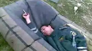 Пьяный инспектор ДПС ГИБДД отсыпается в лодке