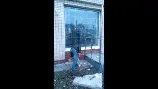 Бьём должникам окна.