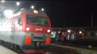 ЭП1М-437 с поездом Новороссийск-Пермь остановился на станции Ростов-Главный (снято в 30 мая 2023)