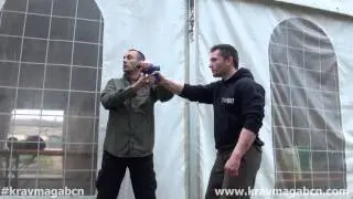 Amenaza pistola lateral. Andres Bravo. Krav Maga Wolrdwide Barcelona