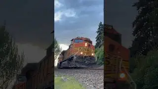 BNSF Locomotives Bringing The Heat! 
