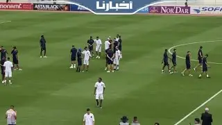 بكل روح رياضية.. عناق وتبادل التحية بين لاعبي الرجاء ونهضة بركان قبل المباراة