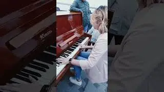 Очень красиво играет на фортепиано девушка