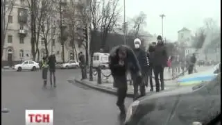 Даішник кинувся на машину Автомайдану / Inspector traffic police rushed to the car Avtomaydanu