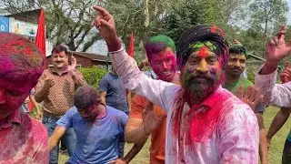 ফৌজিদের হোলিতে কেমন মজা হয় একবার দেখে নিন সবাই ।