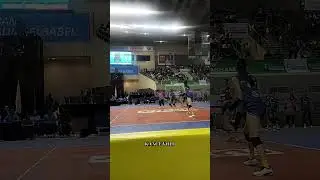 Dinda memberikan semangat kepada rekan setimnya