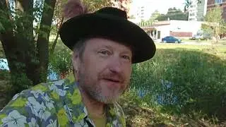 Дед-шурави ворчит, но работу делает, за других мужиков