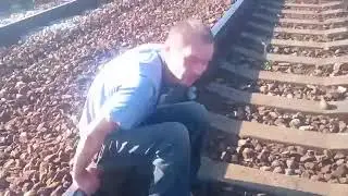 Пьяный дебил и  рельсы