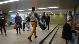 Киев, 14 10 2018,  Майдан незалежности перед входом в гипермаркет GLOBUS