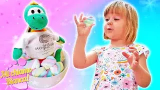 La mamma spiega alla bambina Bianca come lavarsi le mani. Giochi per i bambini piccoli al caffè