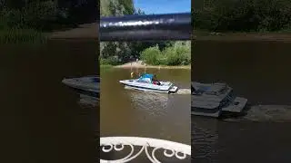 Обгоняем лодочку .....