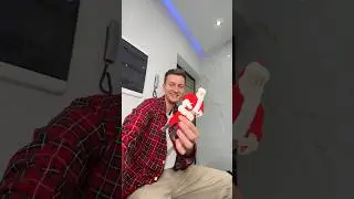 Жена сразу поняла кто это😅 но продолжала забирать подарки 🤫