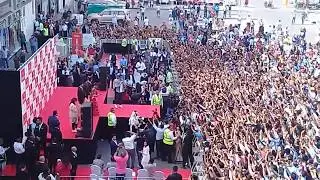 shahrukh khan surprise their fans  in dubai opening ceremony of jewlers shop in dubai