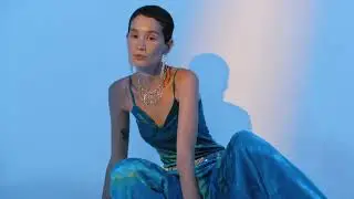 Tessuti preziosi e silhouette chic. Abiti in raso e dettagli femminili per una serata speciale...