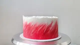 Watercolor strokes on the bottom of the cake 🔹️ Cake with athletic decor.