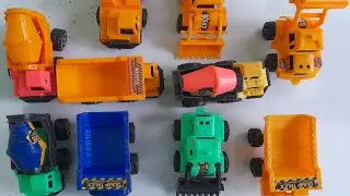 mencari mainan di rumput. truk oleng.dump truk.mobil polisi