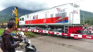 KERETA API NABUR DIPERLINTASAN DILIHAT BANYAK ORANG ! KEJAR KEJARAN DENGAN KERETA API KLB !