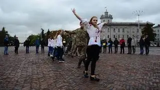 Патріотичний флеш-моб із вшанування загиблих на Сході України у виконанні учнів ДПТНЗ 