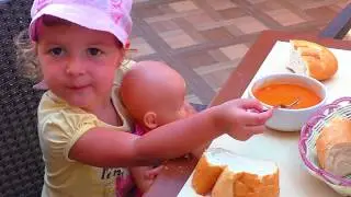 Кормим пупсика #Бебибон  видео для малышей
