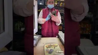 Продавщица оказалась Славой Мерлоу